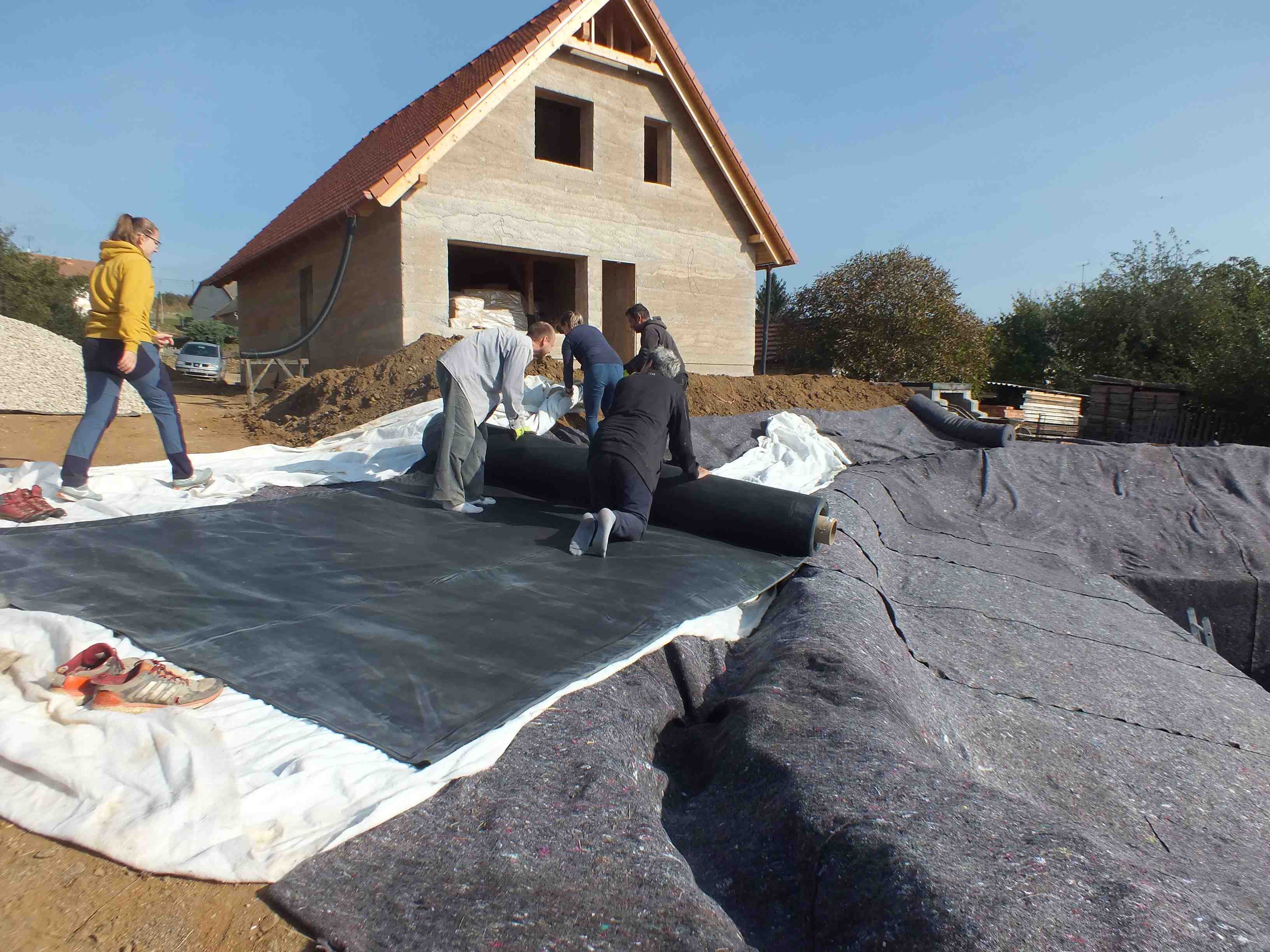 stocená folie na pokraji vznikajícícho jezírka